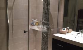 Salle de bain transformée en salle d'eau avec carrelage mural et receveur wedi façon douche italienne - Plomodiern (29550) 