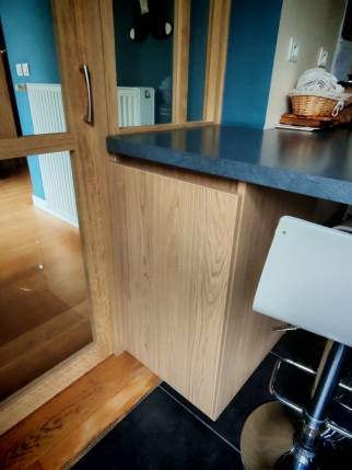 Verrière en bois séparative réalisée sur mesure avec design graphique, maison de ville à Ecully (69130)