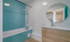 Salle de bains rénovée à Limonest ( 69760) : alliance réussie du bleu lagon et du bois