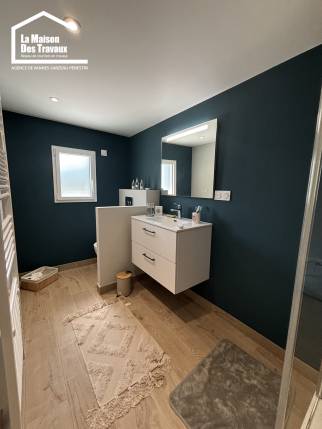 Salle de bain moderne aménagée dans une extension