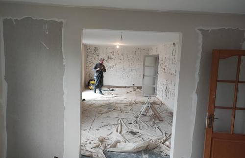 Finitions des jambages et de l'encadrement en plaque de plâtre après l'ouverture.