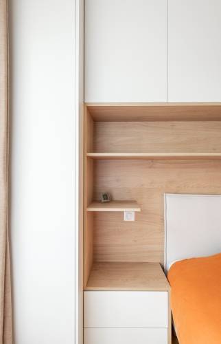 Placards intégrés et étagères en bois : une chambre pratique et élégante