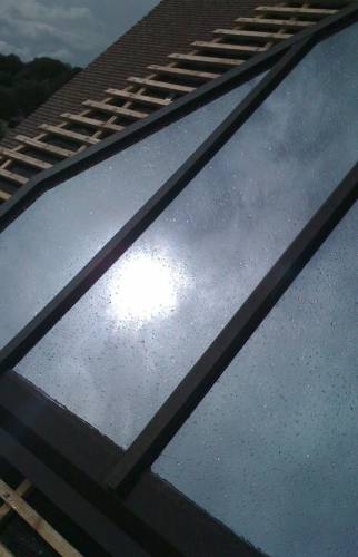 Pose d’une fenêtre de toit nouvelle génération avec volet solaire sur une résidence secondaire de Villers sur Mer