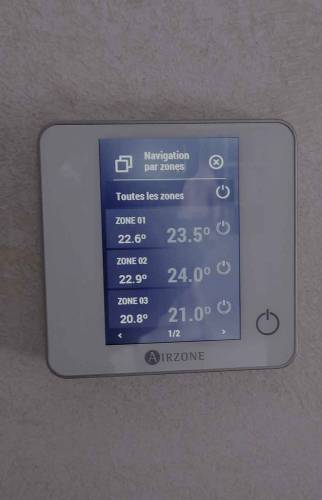 une télécommande permet de contrôler la température de chaque pièce