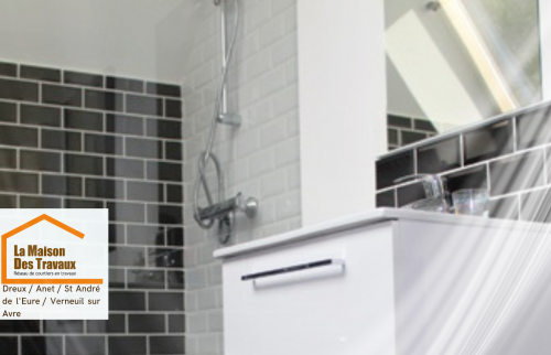 Finitions haut de gamme avec bon contraste noir et gris pour un rendu chic et soigné.