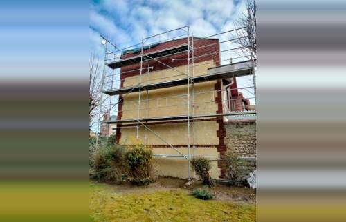 Le pignon en cours de finition de ravalement