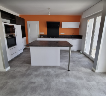 Rénovation d’une cuisine contemporaine à Métabief