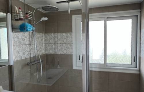 Fenêtre aluminium dans la salle de bain