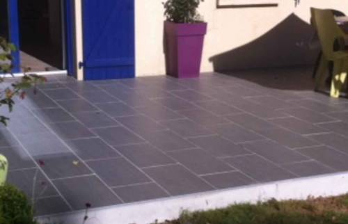 Une nuance de bleu pour harmoniser la terrasse avec les couleurs de la maison à Vertou (44)