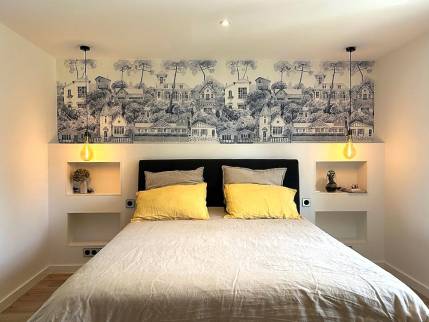 Lentilly (69210) : rénovation d'une suite parentale avec papier peint panoramique et tête de lit sur mesure