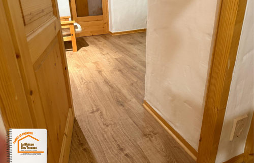 remplacement moquette sol PVC, rénovation sol Feissons-sur-Isère, La Maison des Travaux Albertville, sol moderne pour maison, rénovation intérieure 73260