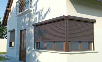 Volets roulants et fenêtres en aluminium installés.