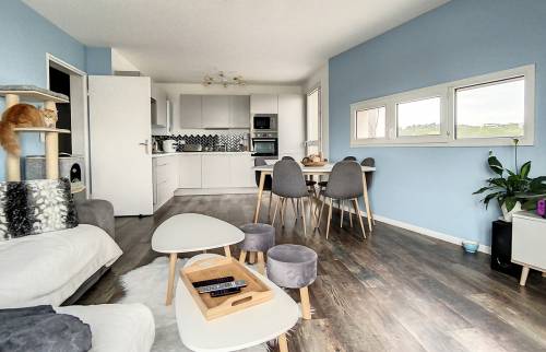 Vue sur la cuisine ouverte du séjour rénové