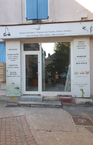 Façade du local commercial en cours de réaménagement à Voiron.