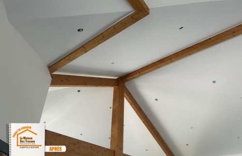 artisan charpente Mercury 73200, transformation plafond maison, travaux intérieur haut de gamme, plafond cathédral LED, rénovation esthétique Savoie