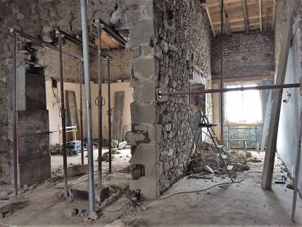 Travaux de maçonnerie et gros oeuvre, maison située dans les monts du lyonnais, ouest de Lyon