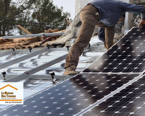 Travaux de pose et de fixation de panneaux solaires dans le cadre d’une rénovation énergétique à Venelles. Une installation réalisée par des artisans qualifiés sélectionnés par Laurent Nemer.