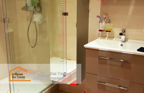 Nouveau meuble de salle de bain avec rangement, optimisant l’espace et la fonctionnalité de la pièce.