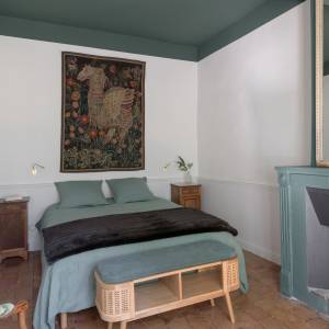 Chambre parentale rénovée avec boiseries anciennes à Oullins