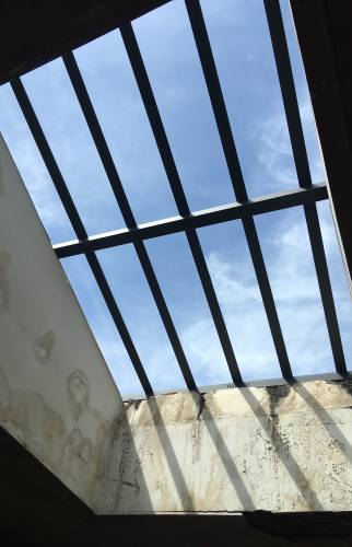 Verrière de toit en vitrage armé vue de l'intérieur après reprises microfissures murs - Eragny (95610)