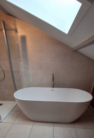 Rénovation de salle de bain dans les combles avec pose d'une baignoire îlot - Ambérieu-en-Bugey 01500