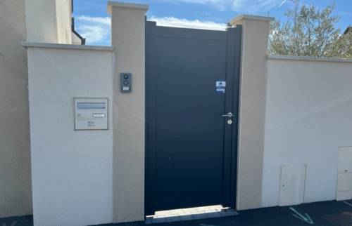 Portillon d'accès avec interphone et caméra