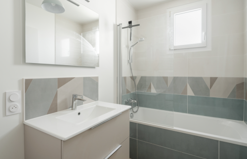 Surélévation de maison à Rezé (44400) - salle de bain parentale à l'étage