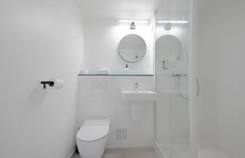 Salle d'eau d'hôtel avec douche à l'italienne