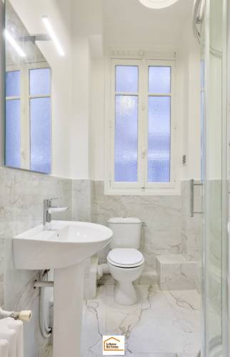 éclairage rénové dans la salle de bain