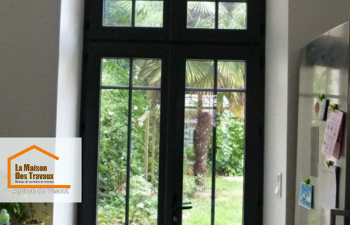 Porte-fenêtre sur jardin à Saint-Loup-sur-Semouse : Installation d’une baie vitrée en acier pour un intérieur lumineux et une ouverture directe sur l’extérieur.