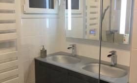 Meuble double-vasque avec miroir éclairant et connexion Bluetooth (Brunoy 91800)