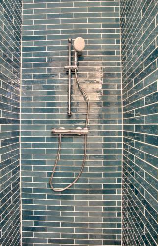 Douche entièrement rénovée avec faïence moderne et colorée - Paris 17