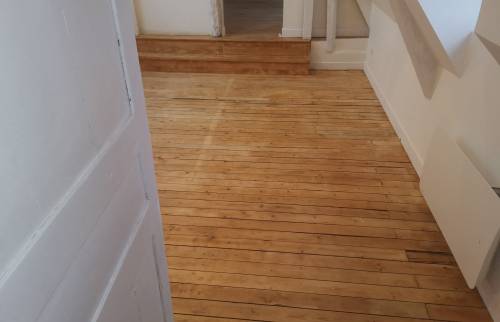 Plancher revigoré, poncé et vitrifié 