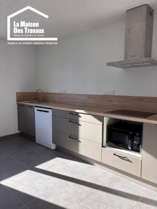 Cuisine ouverte au style sobre et intemporel dans une maison rénovée