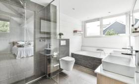 Rénovation d'une salle-de-bain grise dans un appartement à Biarritz