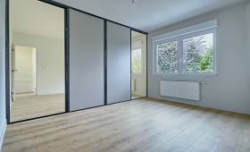 Une belle chambre rénovée dans des tons clairs