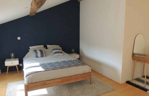 Chambre parentale sous les combles près de Saintes