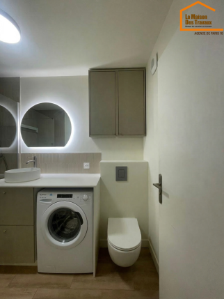 Amenagement petit espace salle de bain buanderie integree et WC suspendu Paris