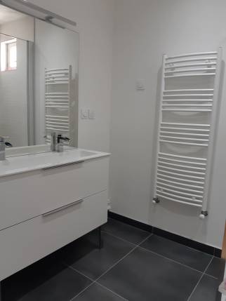 Rénovation de salle de bain avec meuble vasque et radiateur sèche-serviettes - Montluel 01120