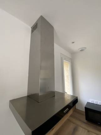 Pose d'une hotte aspirante