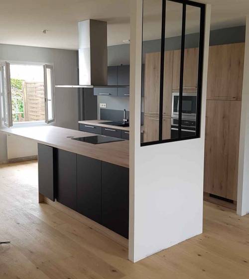 cuisine ouverte délimité par une verrière