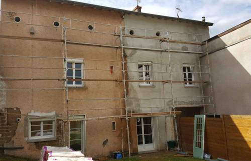 Ravalement d'une Façade en Pisé - Travaux en cours