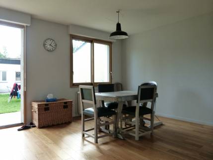 Pose de parquet sur le sol de la salle à manger