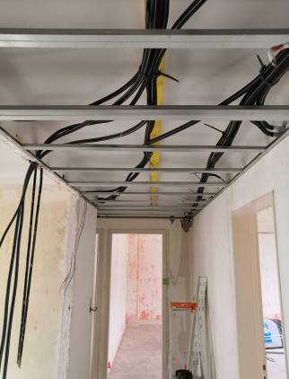 Distribution du réseau électrique sous faux plafond dans un appartement à Saint Quay Portrieux