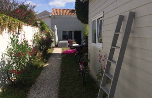 Une vue d'ensemble avec l'extension servant d'atelier d'artiste