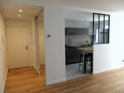 Lyon (69009) : le sas d'entrée avec la nouvelle penderie et la cuisine ouverte sur le séjour