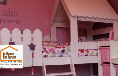 Un lit cabane fonctionnel et des rangements malins pour optimiser l’espace et garder la chambre toujours accueillante.