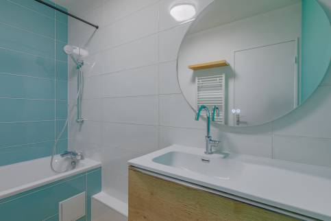 Salle de bains rénovée à Limonest ( 69760) : vue d'ensemble suite à la rénovation