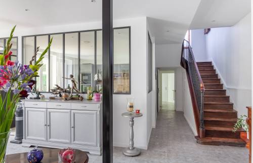 Verrières d'atelier pour une cuisine de charme, maison rénovée dans la région de Lyon