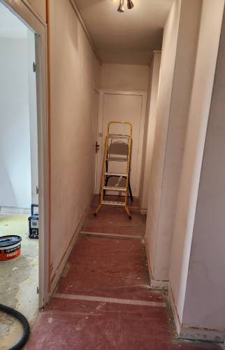 Couloir en cours de rénovation - Dépose du sol 